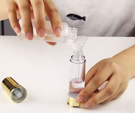 filling-cosmetic-into-airless-bottle