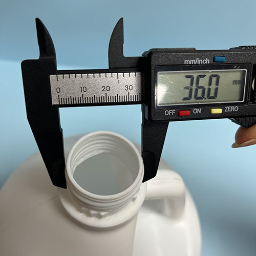 measuring-necksize-with-vernier-caliper